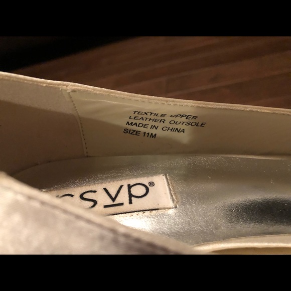 Ivory coloured satin kitten heels - Picture 3 of 3